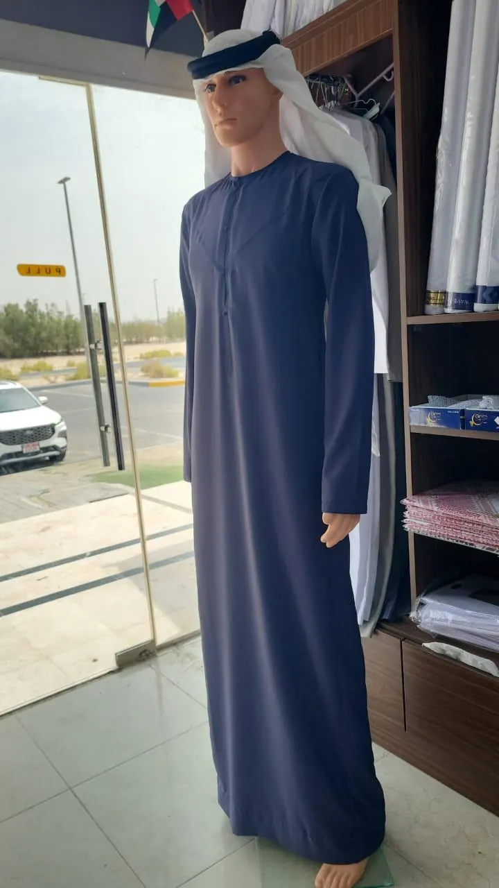كندورة رجالية داكنة من أعمال الإبرة الفنية