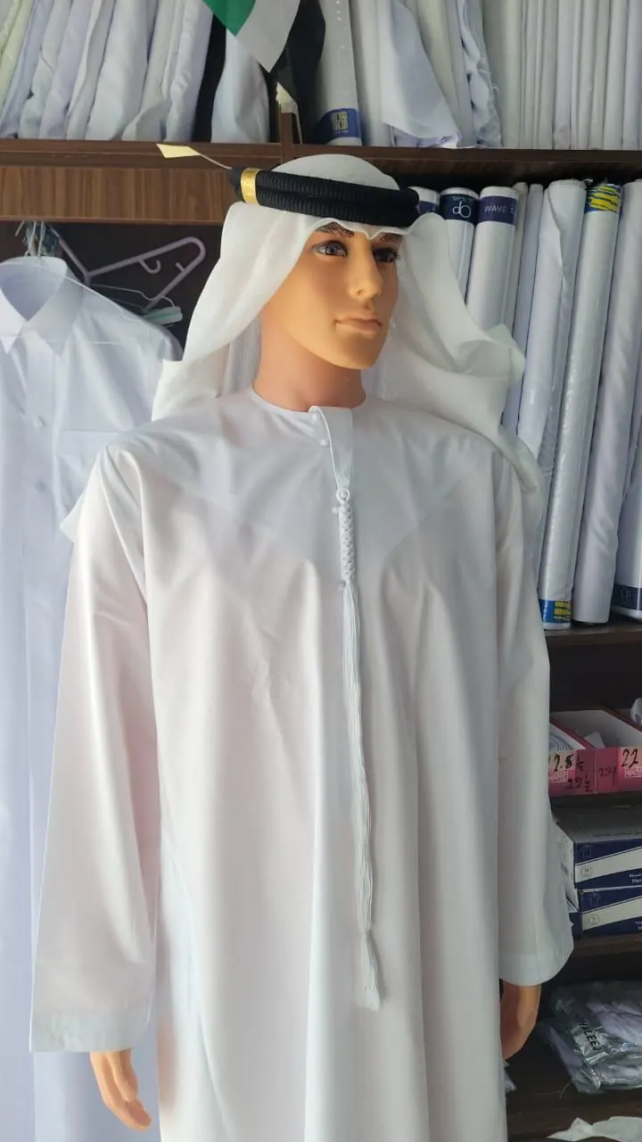 كندورة رجالية بيضاء من أعمال الإبرة الفنية